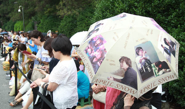 Phụ nữ Nhật phát cuồng vì đám cưới bí mật của Bae Yong Joon ảnh 1