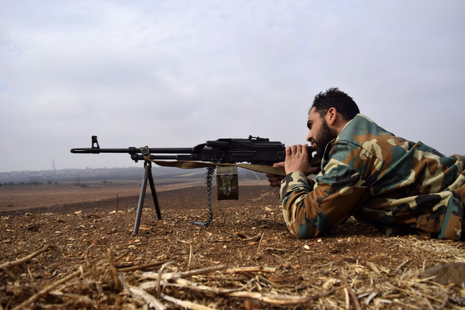 Lực lượng đối lập Syria giao tranh với quân đôi Chính phủ Syria tại làng Teir Maalah, tỉnh Homs ngày 5/12. (Nguồn: AFP/TTXVN) Nga, Thổ Nhĩ Kỳ nhất trí thúc đẩy lệnh ngừng bắn ở Syria ảnh 1