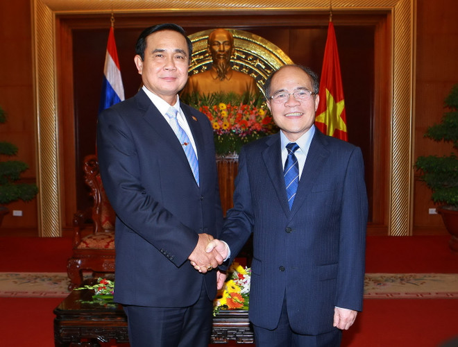 Chủ tịch Quốc hội Nguyễn Sinh Hùng tiếp Thủ tướng Thái Lan ảnh 1