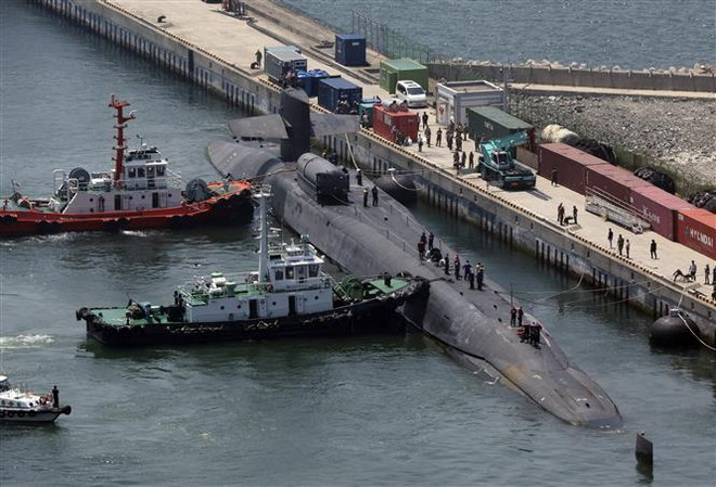 Tàu ngầm hạt nhân trang bị tên lửa dẫn đường USS Michigan SSGN của Mỹ cập cảng căn cứ hải quân chính ở Busan (Hàn Quốc), ngày 16/6/2023. (Ảnh: AFP/TTXVN) Hàn Quốc và Mỹ đẩy nhanh vận hành cơ chế tư vấn hạt nhân mới ảnh 1