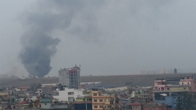 Máy bay chở khách của Bangladesh rơi tại thủ đô Kathmandu của Nepal ảnh 1