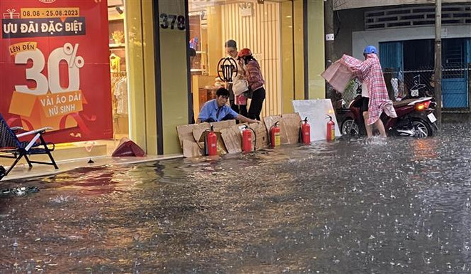 An Giang: Sau cơn mưa lớn, đường phố Long Xuyên biến thành "sông" ảnh 2