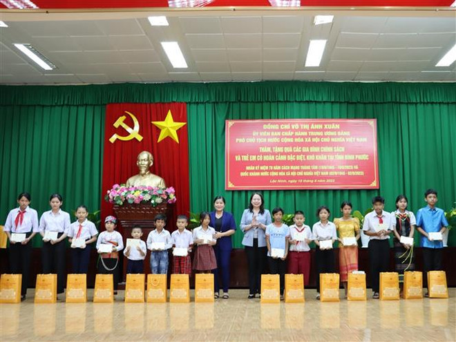 Phó Chủ tịch nước Võ Thị Ánh Xuân tặng quà cho các em học sinh khó khăn trên địa bàn huyện Lộc Ninh. (Ảnh: K GỬIH/TTXVN) Phó Chủ tịch nước thăm Đồn Biên phòng Cửa khẩu Hoàng Diệu ảnh 3