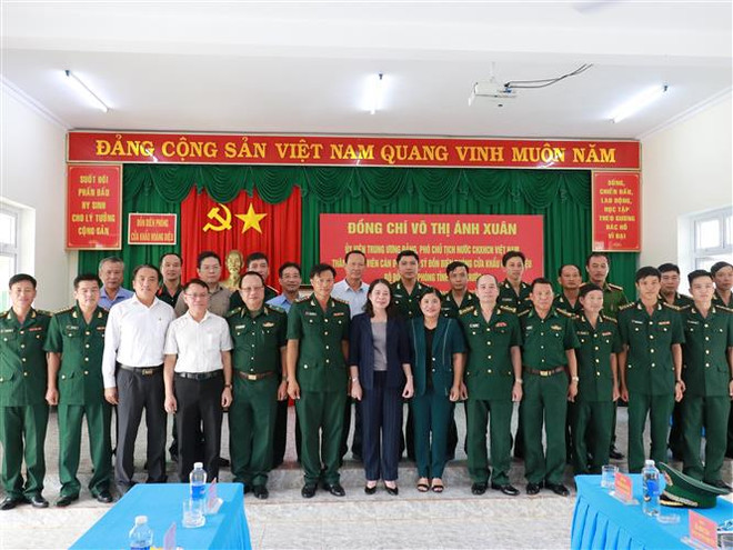 Phó Chủ tịch nước Võ Thị Ánh Xuân chụp ảnh lưu niệm cùng lãnh đạo tỉnh Bình Phước, lãnh đạo Bộ đội Biên phòng, các sở, ngành, chính quyền địa phương. (Ảnh: K GỬIH/TTXVN) Phó Chủ tịch nước thăm Đồn Biên phòng Cửa khẩu Hoàng Diệu ảnh 4