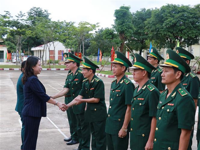 Phó Chủ tịch nước với các cán bộ, chiến sỹ Đồn Biên phòng Cửa khẩu Hoàng Diệu. (Ảnh: K GỬIH/TTXVN) Phó Chủ tịch nước thăm Đồn Biên phòng Cửa khẩu Hoàng Diệu ảnh 1