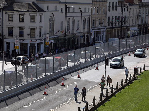 Anh dùng hàng rào an ninh chặn dòng người nhập cư trái phép ảnh 1