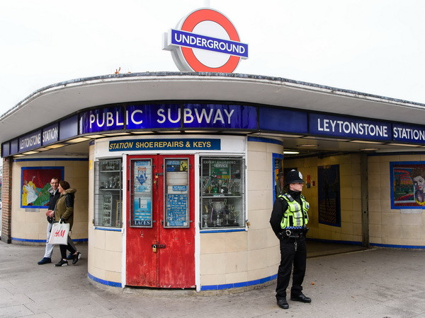 [Video] Đối tượng tấn công ở ga tàu điện ngầm Anh có "yếu tố" IS ảnh 1