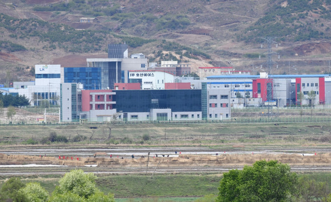 Khu công nghiệp chung Kaesong nhìn từ Paju, Hàn Quốc ngày 24/4. (Nguồn: AFP/TTXVN) Chính phủ Hàn Quốc xúc tiến thực hiện tuyên bố chung liên Triều ảnh 1