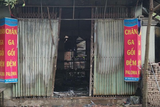 Khám nghiệm hiện trường vụ cháy nhà dưới chân cầu Vĩnh Tuy ảnh 1