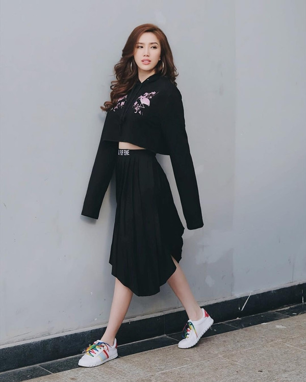 Chưa tới cuối tuần mà sắc đỏ đã ngập tràn "sàn diễn đường phố" ảnh 7