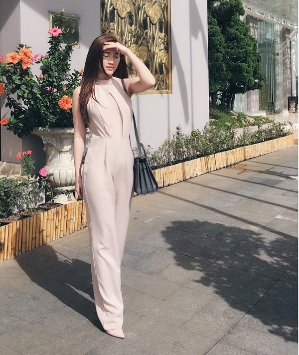 Chưa tới cuối tuần mà sắc đỏ đã ngập tràn "sàn diễn đường phố" ảnh 8