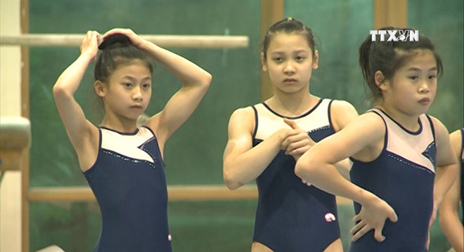 [Video] Cuộc sống của những “bông hoa nhỏ” trong làng thể dục dụng cụ ảnh 1