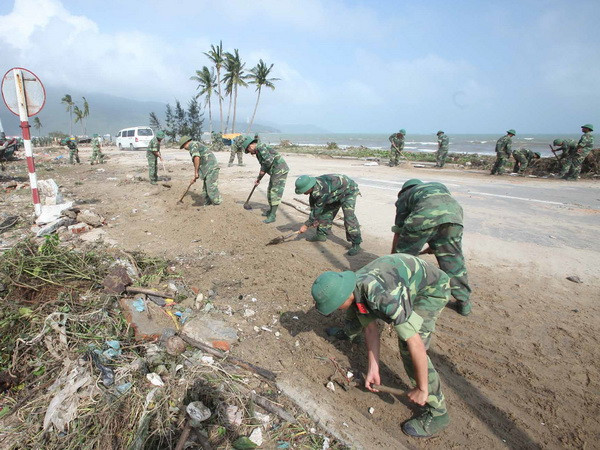 Bộ trưởng QP chỉ đạo quân đội ứng phó bão Krosa ảnh 1