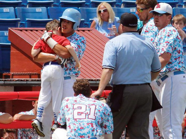 Bé trai 9 tuổi tử vong trên sân do gậy bóng chày đập vào đầu ảnh 1