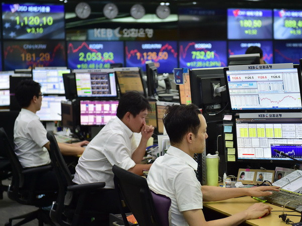 Chứng khoán châu Á đi lên "bỏ mặc" thị trường châu Âu ảnh 1