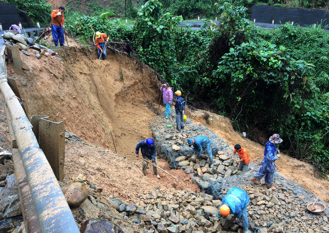 Lai Châu: Sạt lở đất đá, 1 xe ôtô và 1 máy xúc bị hất xuống vực sâu ảnh 1