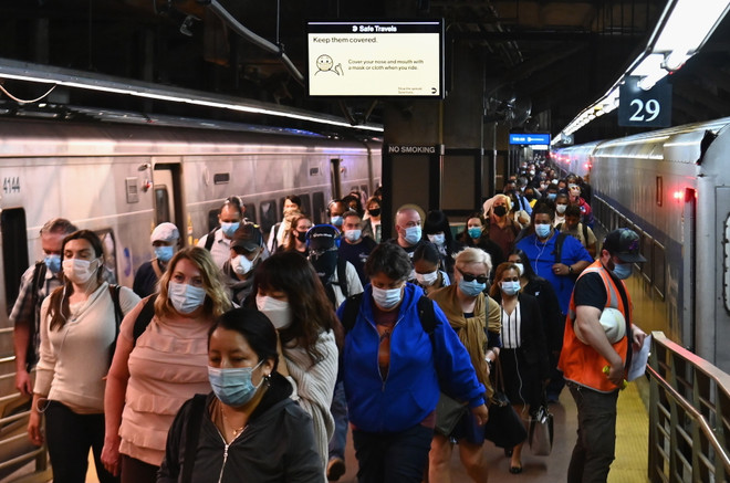 Người đi làm vé tháng lưu thông tại nhà ga tàu điện ngầm phía Bắc trong giờ cao điểm ở New York, Mỹ, sau gần ba tháng thành phố bị phong tỏa do dịch COVID-19, ngày 8/6/2020. (Nguồn: AFP/TTXVN) Mỹ ghi nhận số ca tử vong COVID-19 trong ngày thấp nhất trong 2 tháng ảnh 1