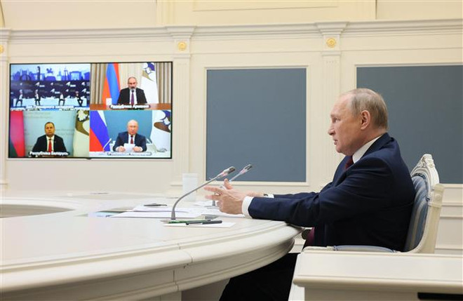 Tổng thống Nga Vladimir Putin (phải) tham dự trực tuyến Diễn đàn Kinh tế Á-Âu được tổ chức ở Bishkek (Kyrgyzstan), ngày 26/5/2022. (Ảnh: AFP/TTXVN) Tổng thống Ukraine ký sắc lệnh trừng phạt với Tổng thống Nga Putin ảnh 1