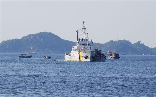 Lai kéo tàu cá bị hỏng máy gần huyện đảo Trường Sa vào bờ ảnh 2