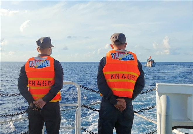 Lai kéo tàu cá bị hỏng máy gần huyện đảo Trường Sa vào bờ ảnh 1