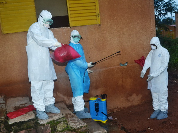 Thêm một bác sỹ người Nigeria bị nhiễm virus Ebola ảnh 1