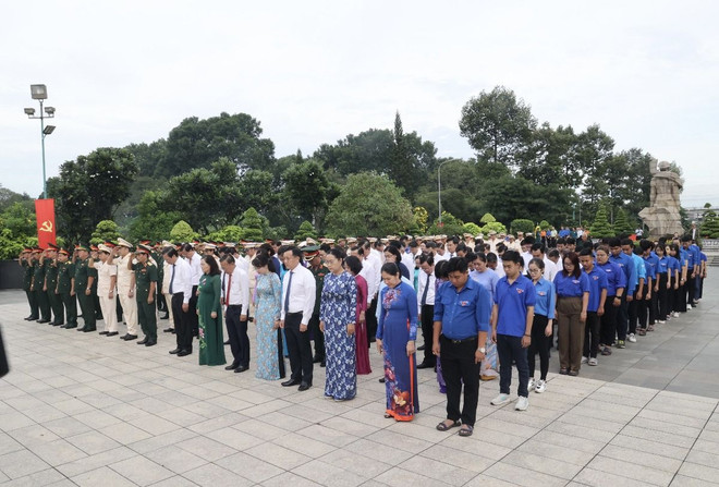 Các đại biểu dâng hương, dâng hoa tại Nghĩa trang Liệt sỹ Thành phố Hồ Chí Minh. (Ảnh: Thanh Vũ/TTXVN) ngay thuong binh liet sy.jpeg