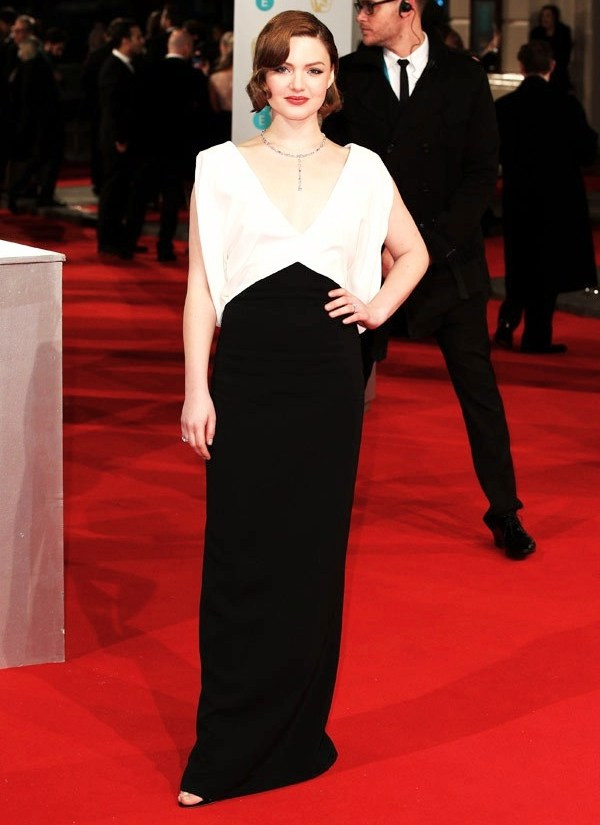 Những bộ cánh lộng lẫy xuất hiện trên thảm đỏ BAFTA 2015 ảnh 10