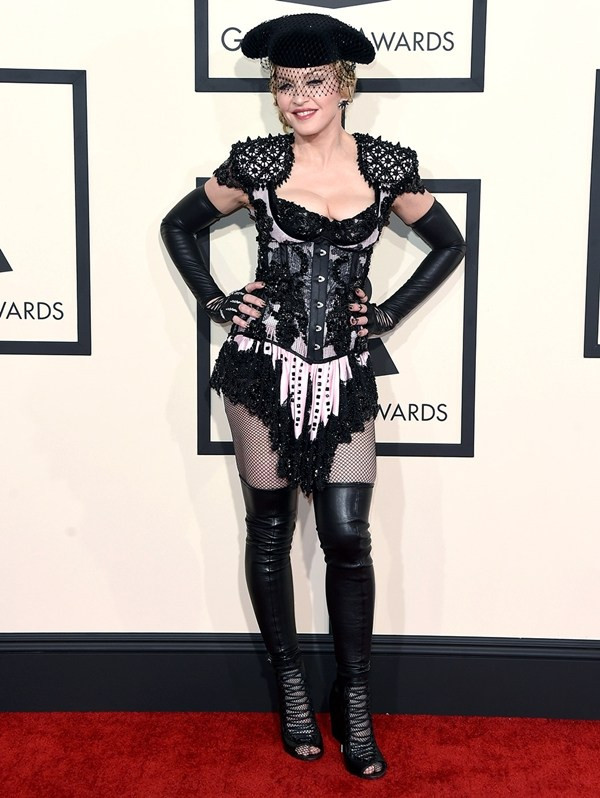 Muôn vẻ thời trang được các "sao" phô diễn trên thảm đỏ Grammy 2015 ảnh 20