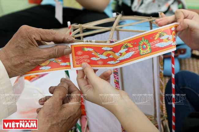 "Học trộm" nghề làm đèn kéo quân truyền thống ở Cao Viên ảnh 6