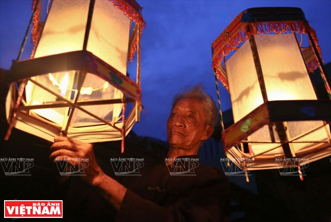 "Học trộm" nghề làm đèn kéo quân truyền thống ở Cao Viên ảnh 1