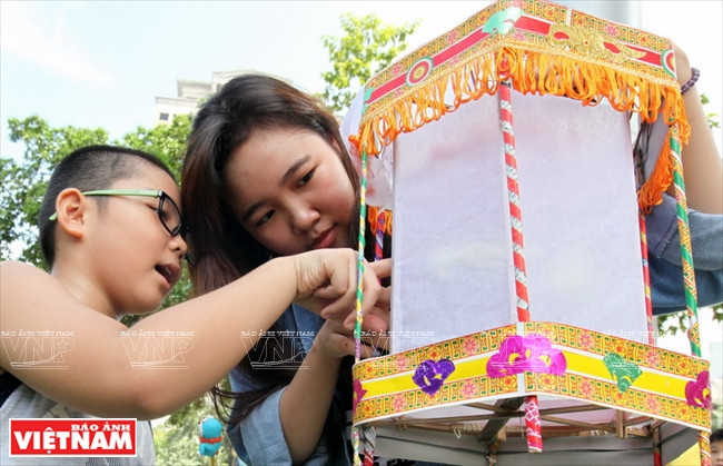 "Học trộm" nghề làm đèn kéo quân truyền thống ở Cao Viên ảnh 10