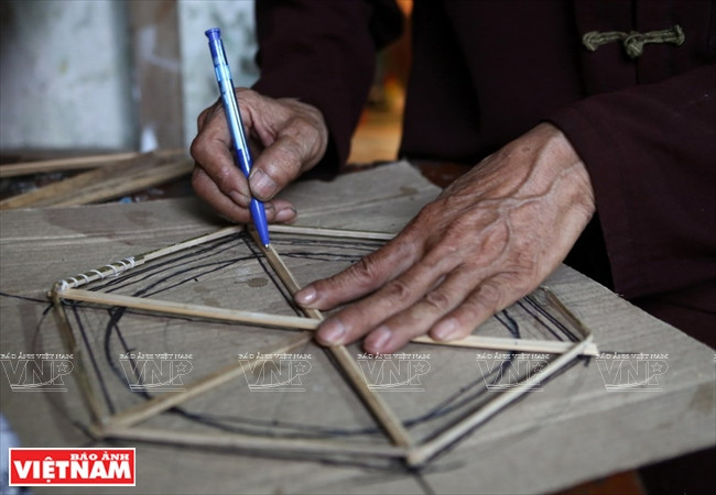 "Học trộm" nghề làm đèn kéo quân truyền thống ở Cao Viên ảnh 3