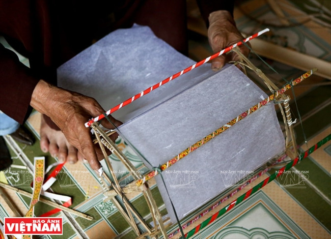 "Học trộm" nghề làm đèn kéo quân truyền thống ở Cao Viên ảnh 4