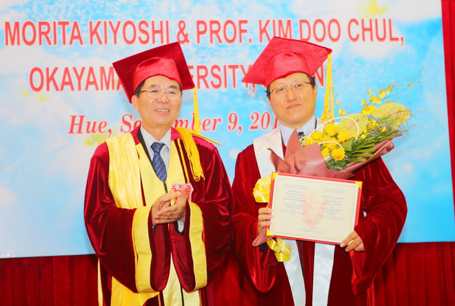 Trao danh hiệu "Giáo sư danh dự" tặng hai học giả Nhật Bản ảnh 1