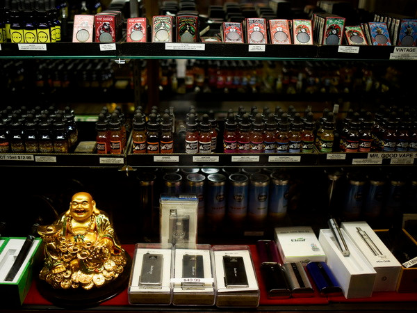 Quảng cáo thuốc lá điện tử khiến người bỏ thuốc "thèm" hút trở lại ảnh 1