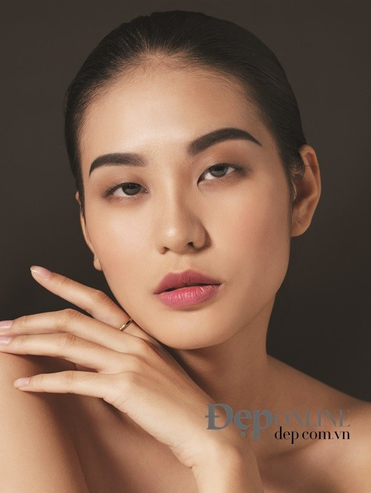 Elegant Chic - Xu hướng trang điểm giản đơn mà phá cách ảnh 1