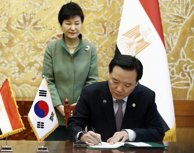 Tổng thống Hàn Quốc Park Geun-hye và Bộ trưởng Tư pháp Kim Hyun-woong hồi tháng 3/2016. (Nguồn: AP) Tổng thống Hàn Quốc chấp thuận đơn từ chức của Bộ trưởng Tư pháp ảnh 1