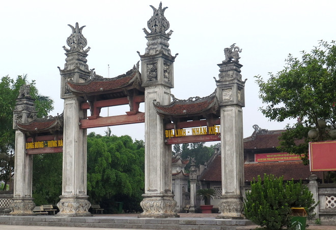 Tùy tiện đặt tên vua Trần trên bia mộ "dựng chui" ở đền Trần ảnh 1