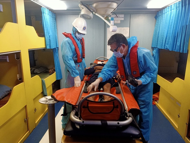 Cứu kịp thời thuyền viên bị tai nạn lao động trên biển ảnh 1