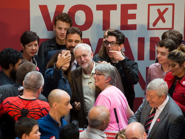 Thủ lĩnh Công đảng Jeremy Corbyn (ảnh) đã kêu gọi EU phải thay đổi 'mạnh mẽ' nếu Anh bỏ phiếu chọn ở lại khối này. (Nguồn: EPA/TTXVN) Tỷ lệ ủng hộ Anh ở lại EU tiếp tục vượt lên dẫn trước 1 điểm ảnh 1