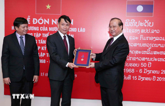 TTXVN vinh dự đón nhận các huân chương cao quý của Nhà nước Lào ảnh 1