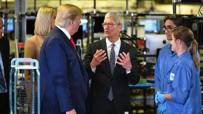 Thăm nhà máy Apple, ông Trump khoe thành tích đưa sản xuất về Mỹ ảnh 1