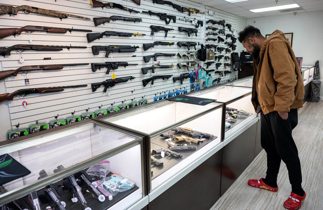 Một cửa hàng bán súng ở Capitol Heights, Maryland (Mỹ). (Ảnh: AFP/TTXVN) so huu sung_my 2.jpg