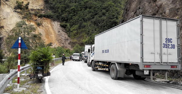 Sạt lở đất gây ách tắc giao thông nghiêm trọng trên Quốc lộ 4D ảnh 1