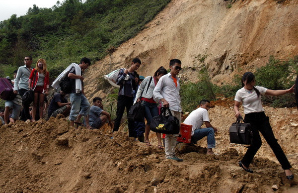 Sạt lở đất gây ách tắc giao thông nghiêm trọng trên Quốc lộ 4D ảnh 2