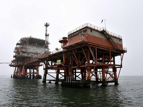 Giá dầu giảm nhẹ bất chấp đồng USD yếu và khả năng dự trữ của Mỹ giảm ảnh 1