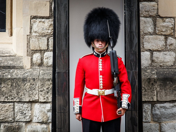 Đi dạo lúc 3 giờ sáng, Nữ hoàng Anh suýt bị lính gác bắn chết ảnh 1