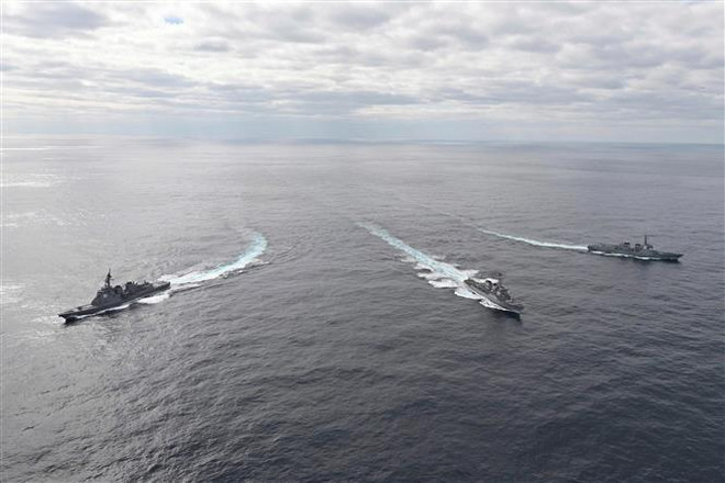 Tàu JS Atago của Lực lượng Phòng vệ Hàng hải Nhật Bản, tàu khu trục USS Barry của Mỹ và tàu khu trục lớp Sejong Đại đế của Hàn Quốc tham gia cuộc tập trận phòng thủ tên lửa ở vùng biển quốc tế phía Đông đảo Ulleung của Hàn Quốc, ngày 22/2/2023. (Ảnh: AFP/TTXVN) Mỹ-Hàn-Nhật "đang đàm phán" về chia sẻ dữ liệu cảnh báo tên lửa ảnh 1