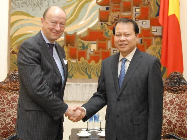 Phó Thủ tướng Chính phủ Vũ Văn Ninh tiếp Thứ trưởng Ngoại giao Thụy Điển Frank Belfrage. (Ảnh: Phương Hoa/TTXVN) Thúc đẩy mạnh mẽ hợp tác kinh tế Việt Nam-Thụy Điển ảnh 1