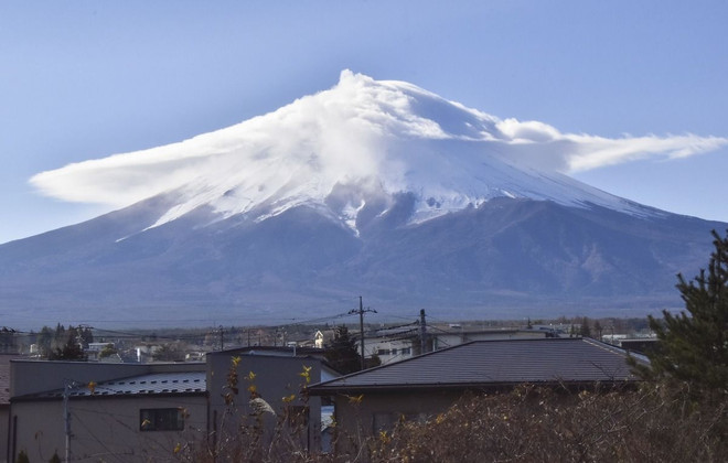 Mây bao phủ đỉnh núi Phú Sĩ, nhìn từ Fujiyoshida ở tỉnh Yamanashi (Nhật Bản). (Ảnh: Kyodo/TTXVN) nui phu si.jpg